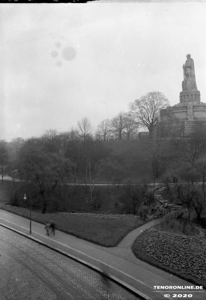 Bismarck-Denkmal-Hamburg-historisch-1930